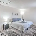 Stylish Stay Near Vegas Strip! Sleeps 6!