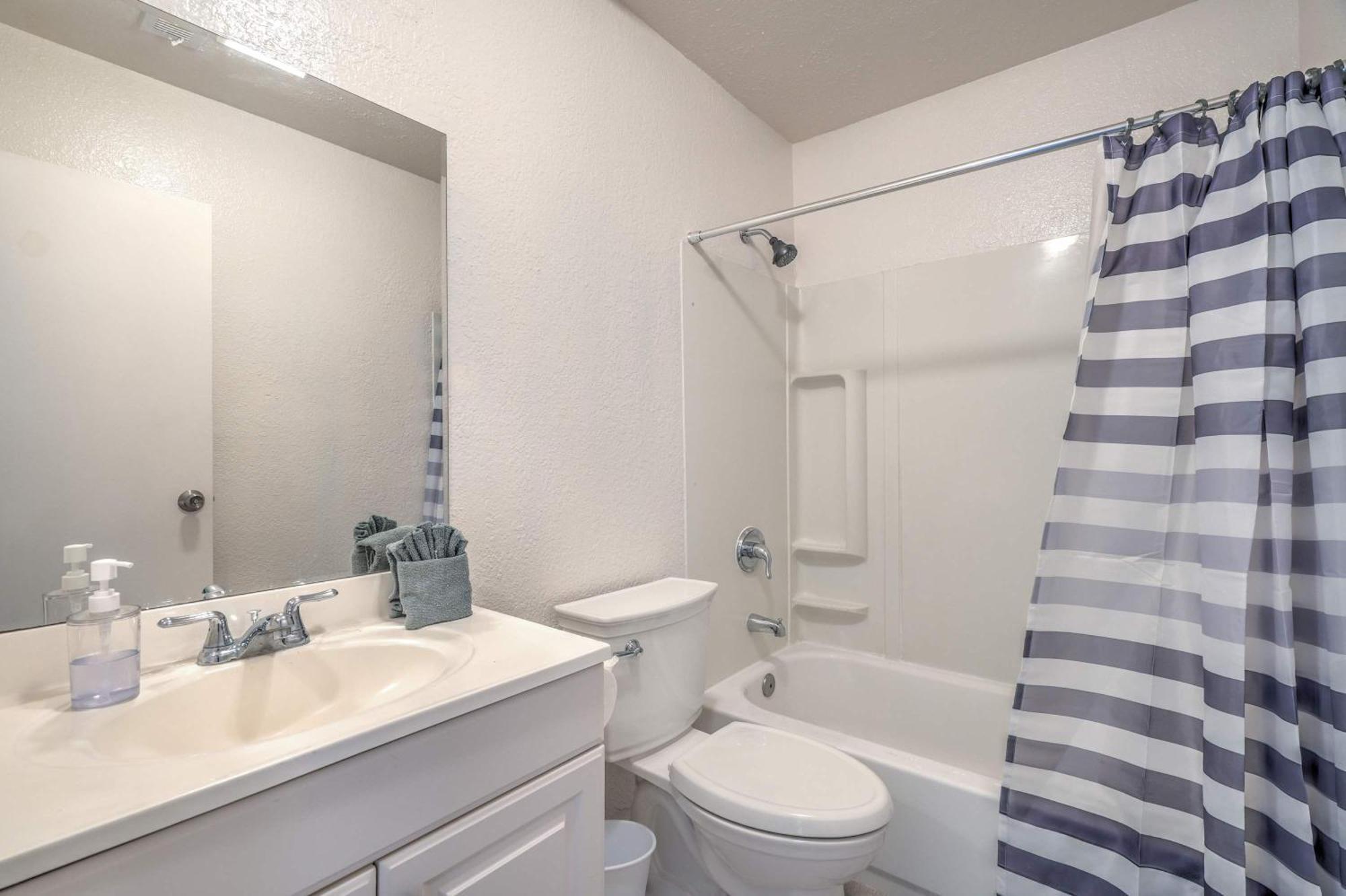 Stylish Near Vegas Strip! Sleeps 6! Ferienhaus