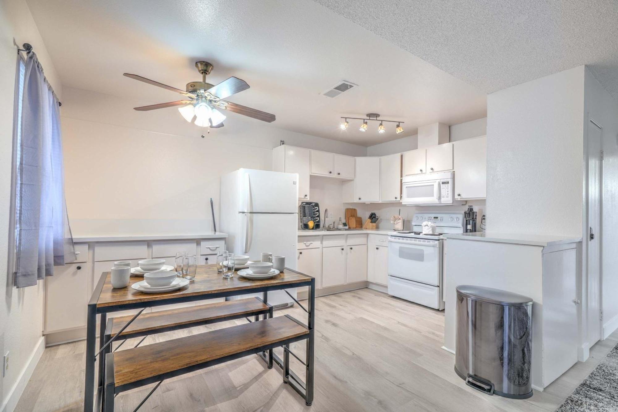 Stylish Near Vegas Strip! Sleeps 6! *