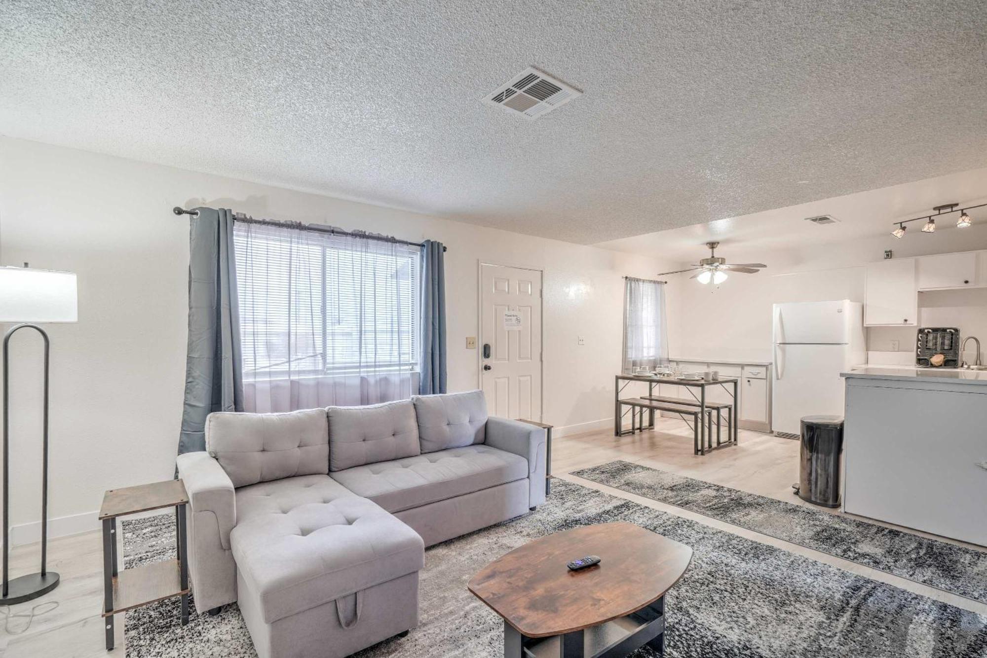 Stylish Near Vegas Strip! Sleeps 6! Las Vegas
